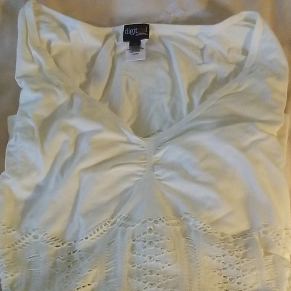 Form fitting top - Picture 2 of 6